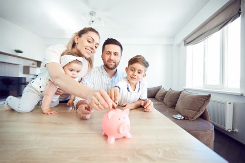 Foto: Familie mit Sparschwein
