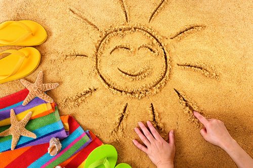 Foto: Sonne im Sand gezeichnet