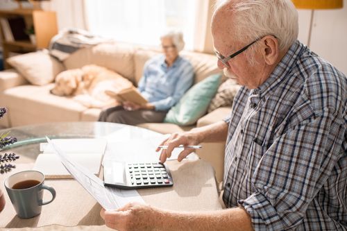 Foto: Pensionist mit Taschenrechner